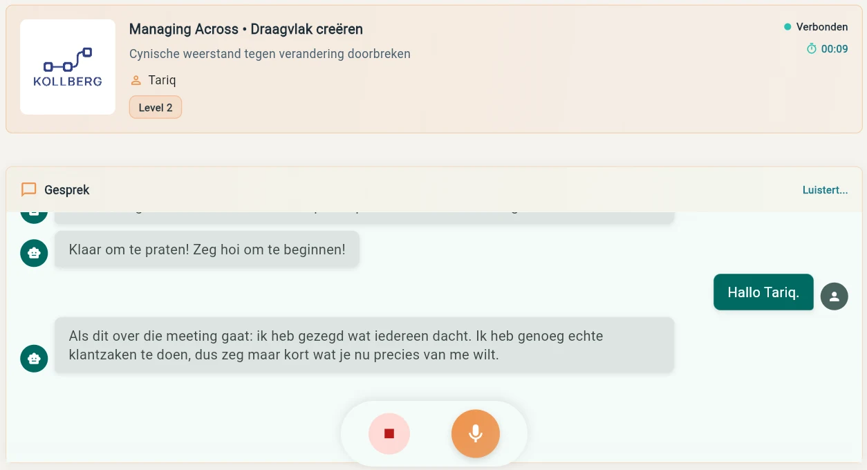 Het scherm Practice tijdens een gesprek: het logo van een verzonnen technologiebedrijf, het thema Managing Across, het onderwerp Draagvlak creëren, de case Cynische weerstand tegen verandering doorbreken, de gesprekspartner Tariq, Level 2 en de status Verbonden. De gebruiker zegt “Hallo Tariq”, en Tariq antwoordt dat hij heeft gezegd wat iedereen dacht, dat hij genoeg echte klantzaken te doen heeft en dat je kort moet zeggen wat je van hem wilt